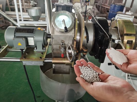 Hot Die 37Kw Twin Screw Extruder Plastic Pelletizing Making Machine With Knife Cutting